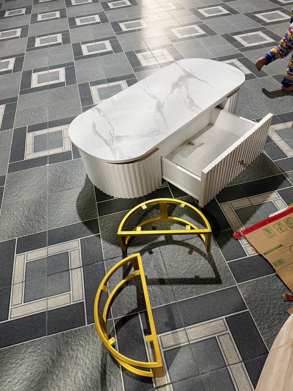 Foto pembeli Meja Ruang Tamu Minimalis Meja Tamu Minimalis Aesthetic Sofa Minimalis - Meja Danica Kayu Solid Laci Cat Duco Glossy