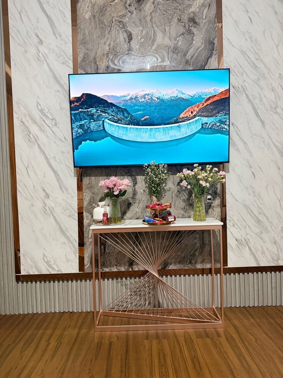 Foto pembeli Meja Console Aesthetic Meja Hias Minimalis - MEJA MASHAEL - Foyer Besi Beton Holo 2x4 Marmer