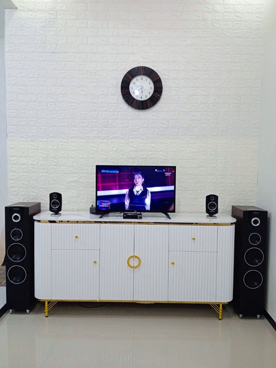 Foto pembeli Meja TV Aesthetic Meja Buffet TV Kayu Solid - MEJA IMELDA - 180cm 4 Pintu Cat Duco Glossy