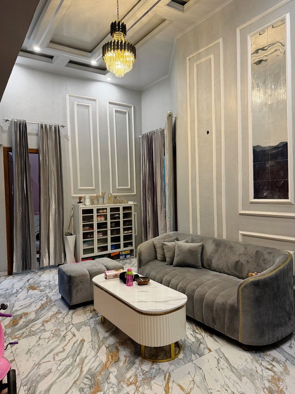 Foto pembeli Meja Ruang Tamu Minimalis Meja Tamu Minimalis Aesthetic Sofa Minimalis - Meja Danica Kayu Solid Laci Cat Duco Glossy