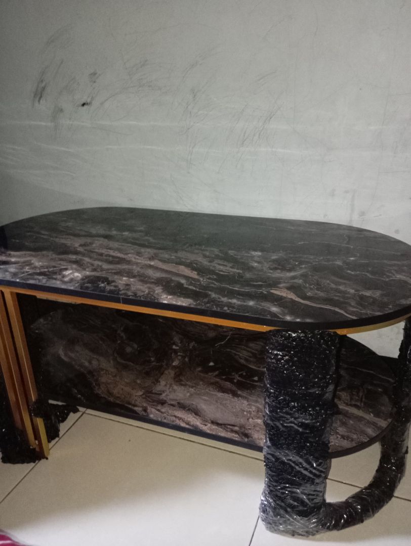 Foto pembeli Meja Sofa Milea Oval Aesthetic, Meja Ruang Tamu Minimalis, Meja Tamu, Marmer Putih/Hitam Gold Resin, Besi Gold/Rose Gold