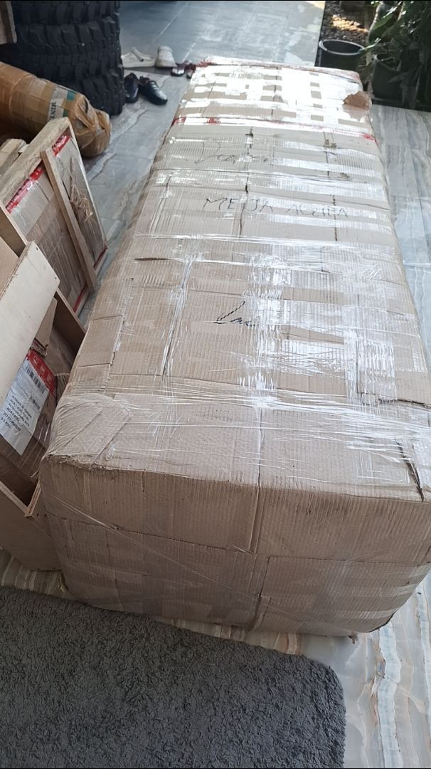 Foto pembeli Lemari Kaca Aesthetic Lemari Pajangan Hias - LEMARI AQILLA - Kayu Solid Lampu LED Cat Duco
