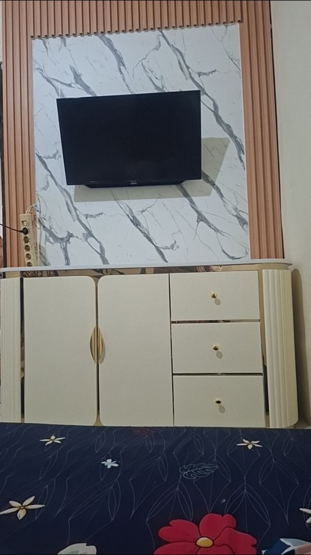 Foto pembeli Meja TV Aesthetic Meja Buffet TV Kayu Solid - MEJA HALZENA - 140cm Laci Pintu Cat Duco Glossy