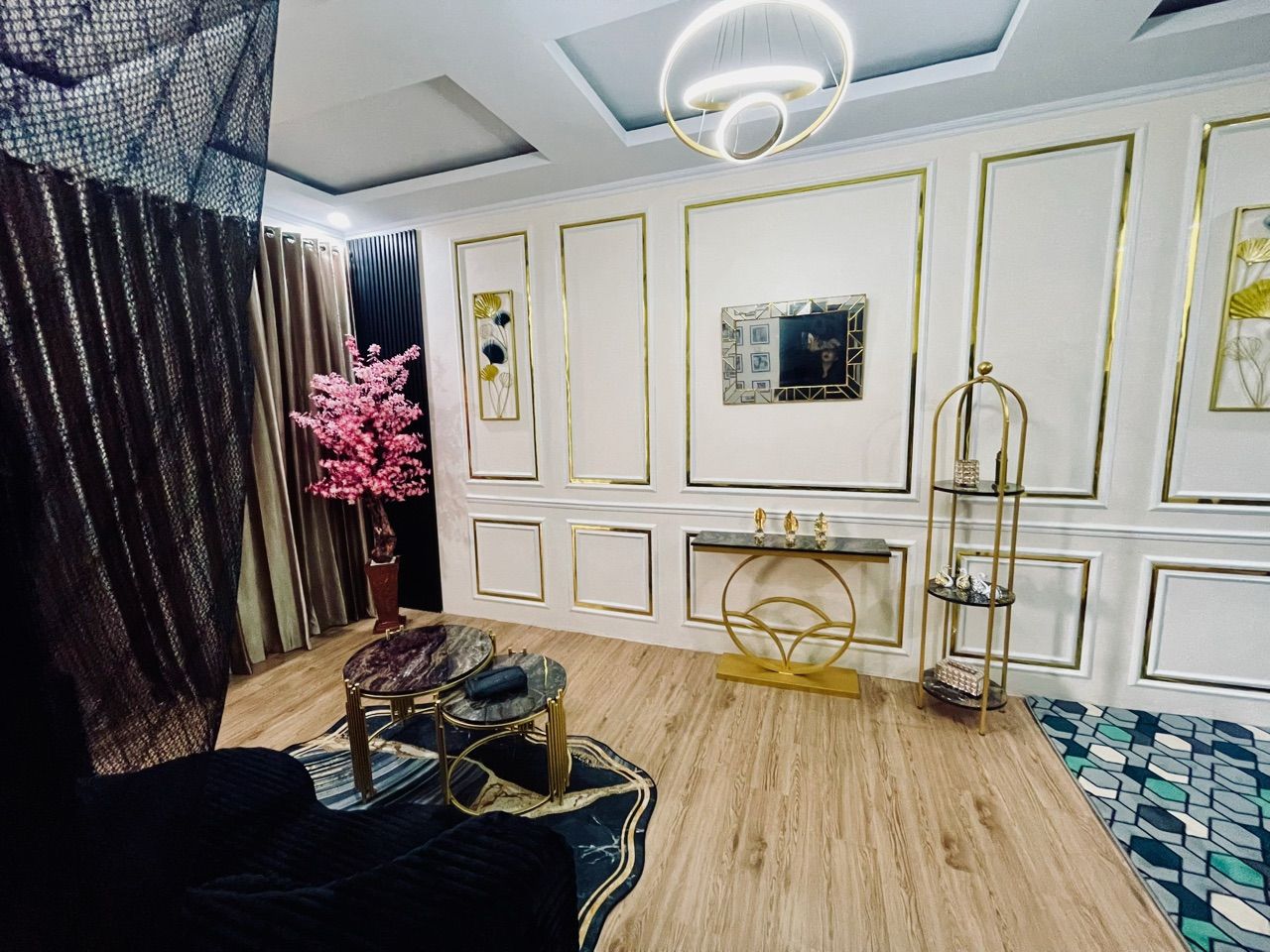 Foto pembeli Aesthetic Round Display Rack Tower Shelving - RAK INDIRA - Modern Minimalist Besi Holo Gold