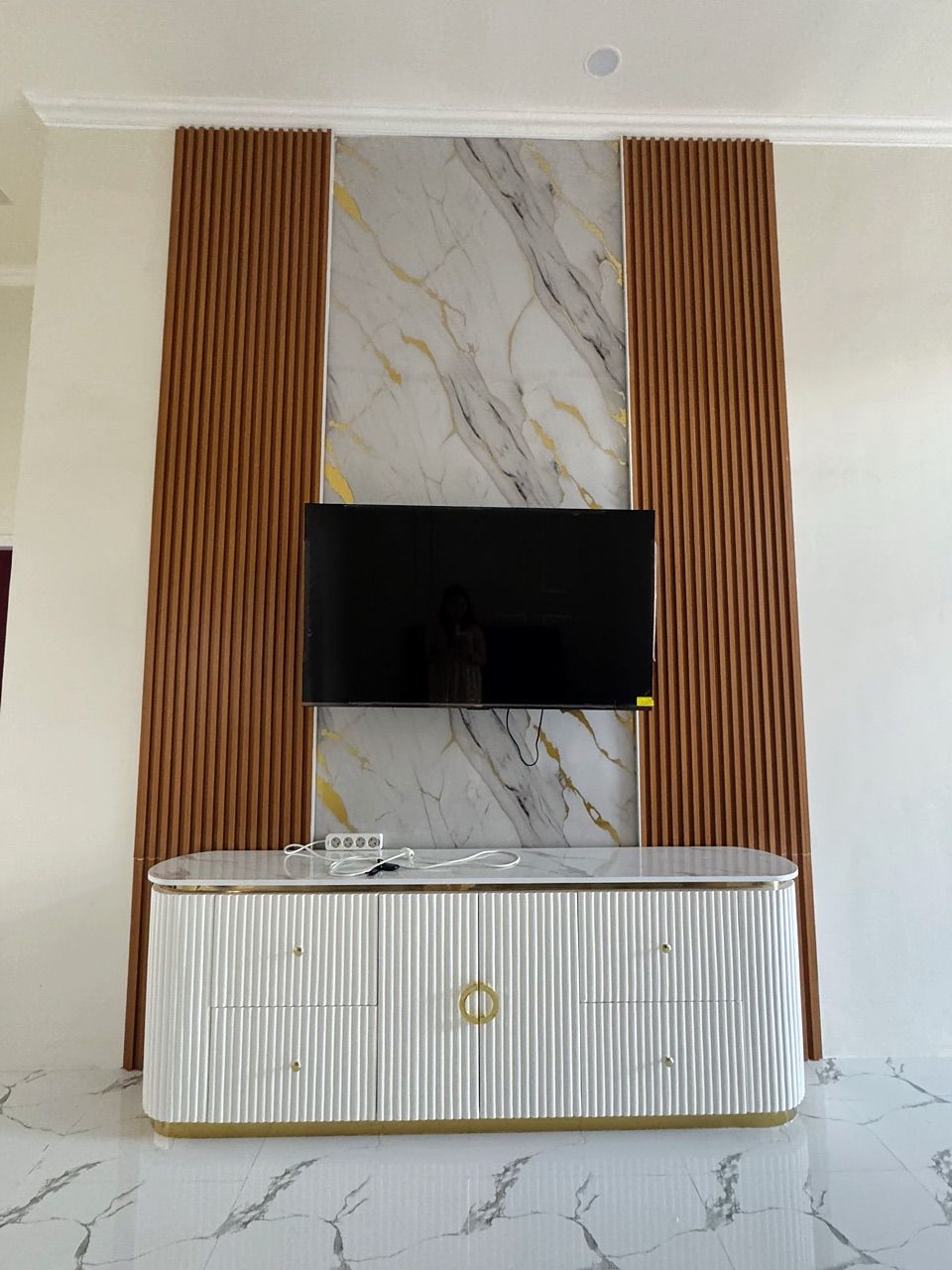 Foto pembeli Meja TV Natasha Buffet Modern Mewah Luxury / Rak Kabinet TV HPL Marmer List Gold Stainless Kerangka Kayu Solid Duco