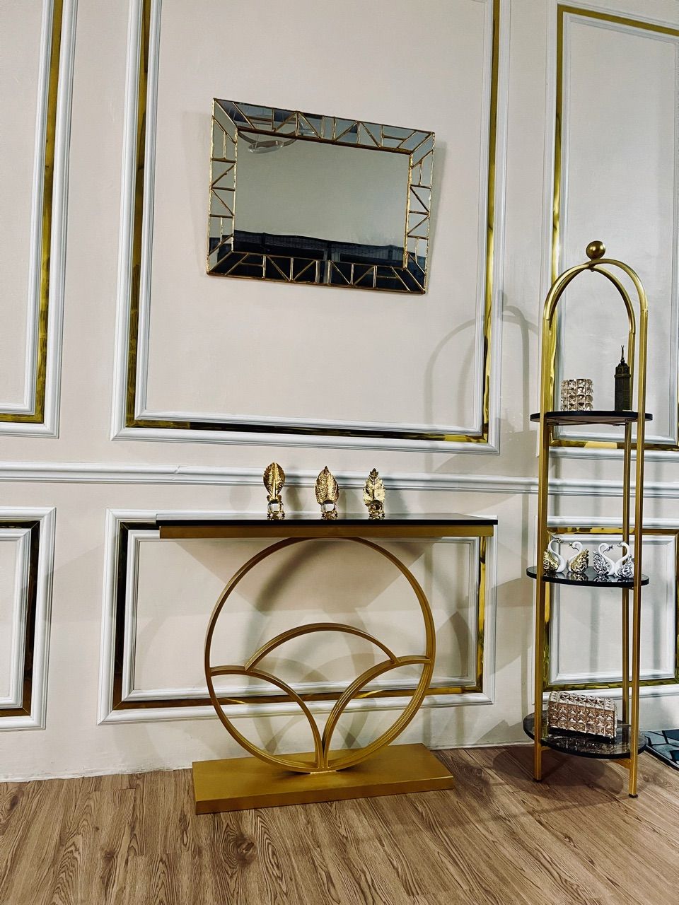 Foto pembeli Aesthetic Round Display Rack Tower Shelving - RAK INDIRA - Modern Minimalist Besi Holo Gold