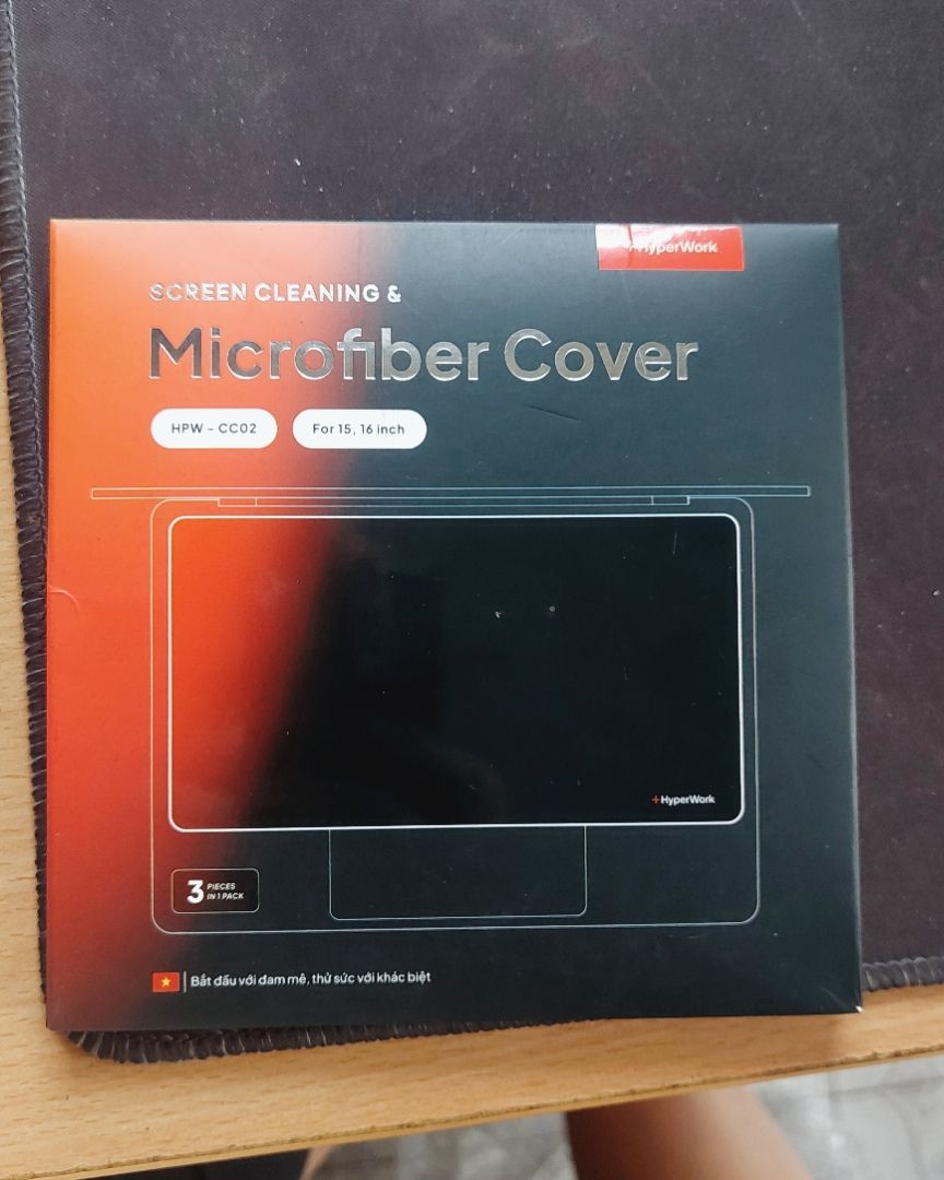 Chất liệu:Vải microfiber
Tính năng:Chống bụi, vệ sinh,...
Kích thước:225x340mm

Ban đầu tưởng 1 chiếc cứ nghĩ là shop bán đắt xong đọc kĩ là hộp 3c -> chốt đơn luôn khỏi nghĩ. Chất liệu vải mềm mịn, phủ được hết phần phím & màn cái 15' đang dùng, dùng để phủ chống bụi hay lau chùi đều okela.