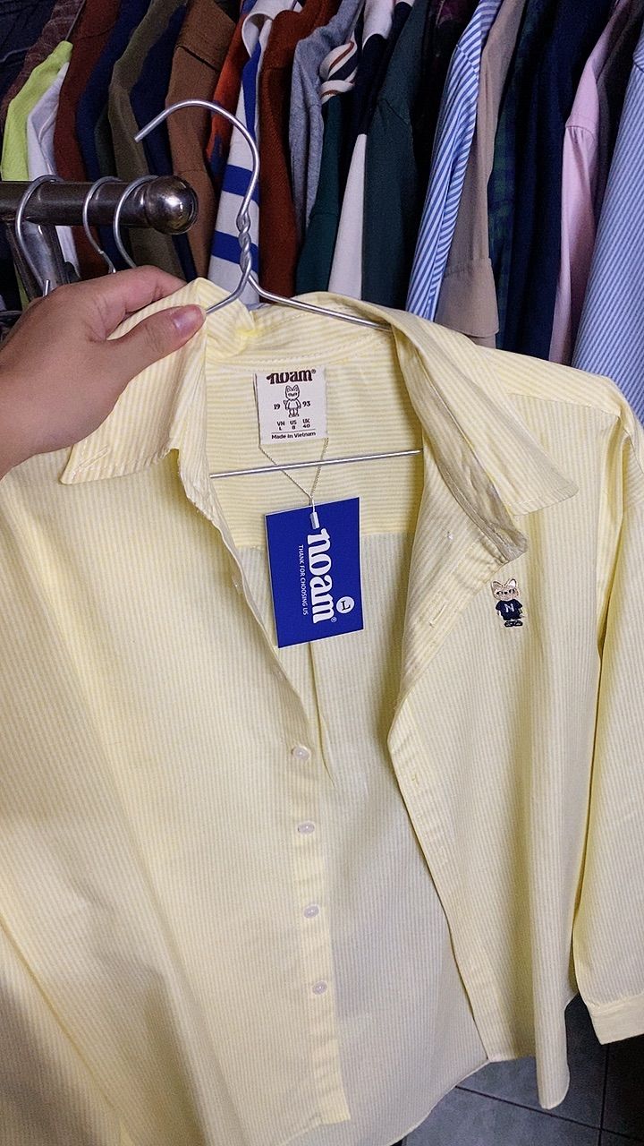 Khách mặc Áo Sơ Mi Dài Tay Form Rộng NOAM Nafox Oxford – Pale Yellow Fine Stripe