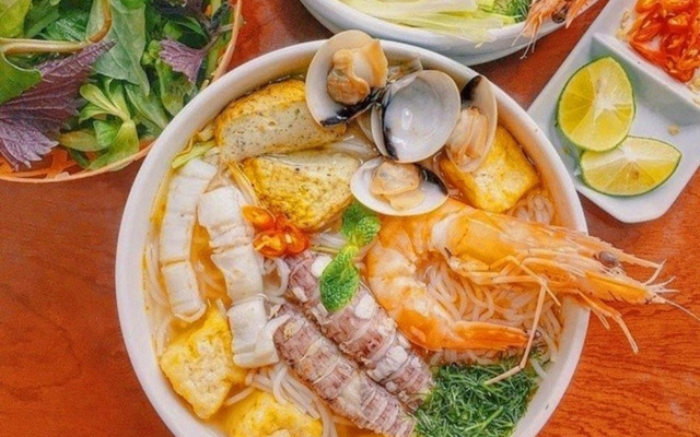 Bún Hải Sản - Chả Mực Giã Tay Hạ Long Cô Vân