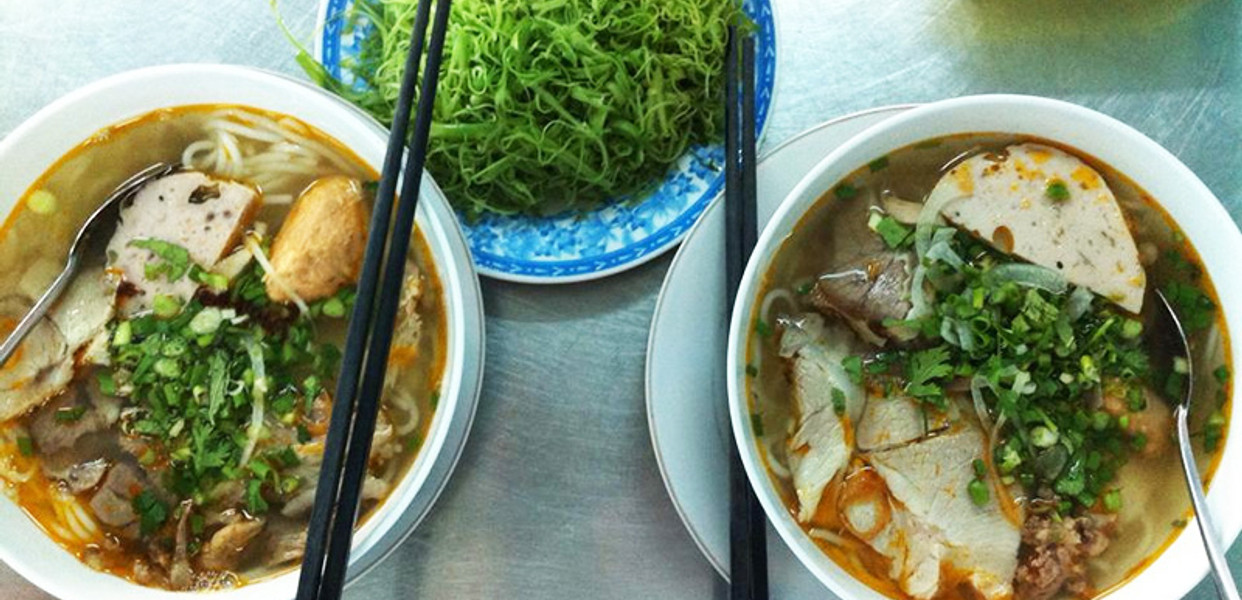 BÚN BÒ HẠNH TRÊN ĐƯỜNG BÀNH VĂN TRÂN VỚI TÔ BÚN BÒ HUẾ NGHI NGÚT KHÓI