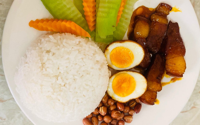 Cơm Văn Phòng Cô Quyên - Hoàng Cầu