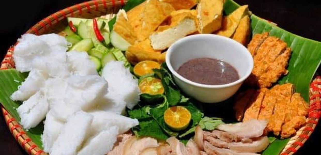 BÚN ĐẬU HÙNG CƯỜNG TRẦN QUANG DIỆU PHỤC VỤ MẸT BÚN NÓNG HỔI ĐẦY ẮP ĐẬU CHIÊN GIÒN