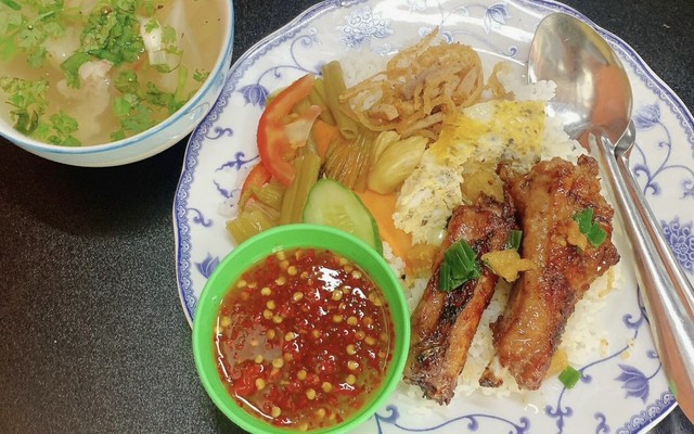 Cơm Tấm & Bún Xào Mái Lá