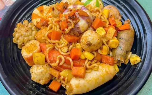 Tiệm Nhà Tròn - Bánh Mì, Mỳ Trộn Indomie & Ăn Vặt