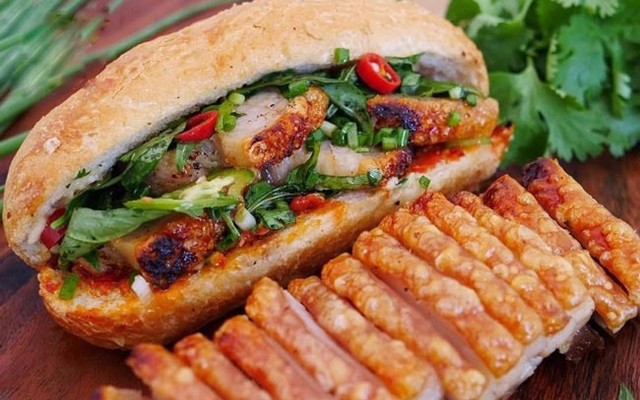 Bánh Mì Heo Quay A Lõi