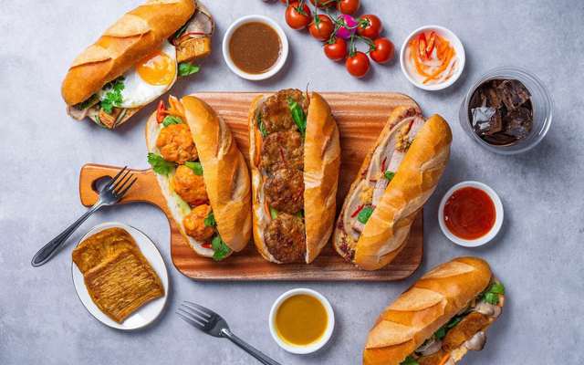 Bánh Mì Thịt Nướng Dòn Dòn, Bánh Mì Chả Cá & Sữa Bắp - 62 Trần Não