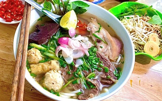 PHỞ 18 - Bún Bò Huế, Phở Bò & Cơm Rang - 134 Đông A