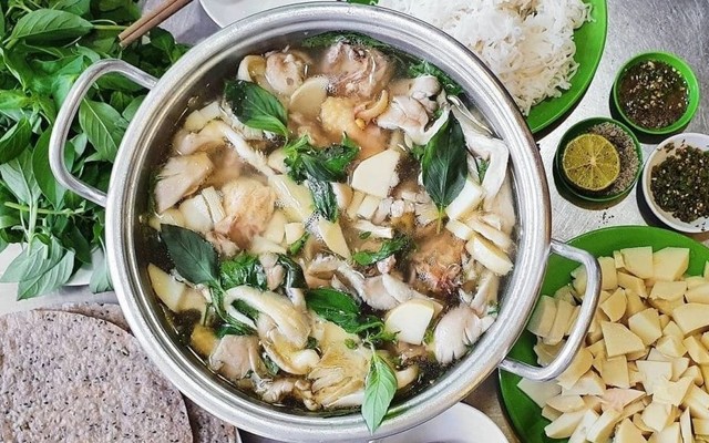 Lẩu Gà Lá É May - 173 Hoàng Sa Quận 1