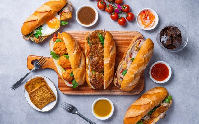 Bánh Mì Thịt Nướng Dòn Dòn, Bánh Mì Chả Cá & Sữa Bắp - 31 Trương Hoàng Thanh