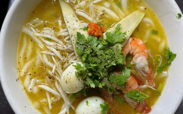Bánh Canh Tôm Bà Năm - Hoàng Tam Kỳ