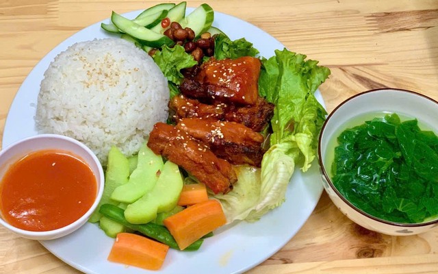 Tiệm Cơm Mochi - Cơm Sườn Đùi Gà Nướng