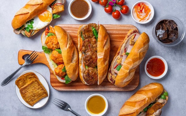 Bánh Mì Thịt Nướng Dòn Dòn, Bánh Mì Chả Cá & Sữa Bắp - 7 Hoàng Trọng Mậu