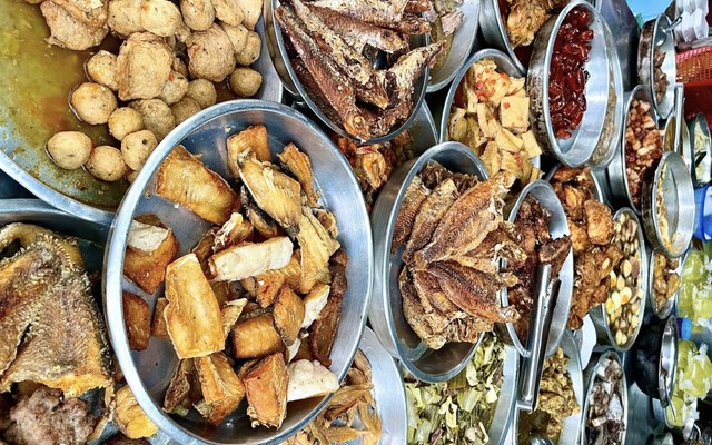 Quán Cơm Tư Búa - Trần Minh Trí