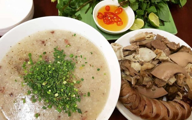 Cháo Đêm Chợ Thánh Tâm - Cháo Lòng, Hột Vịt Lộn & Đĩa Lòng