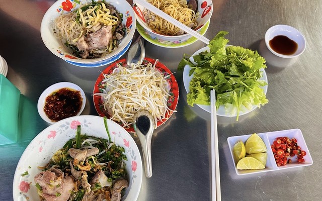 Hủ Tiếu Cây Xoài - Huỳnh Văn Nghệ