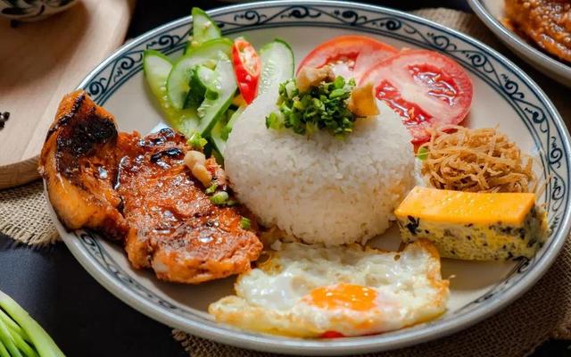 Phở & Cơm Tấm Nhà Gỗ Quán