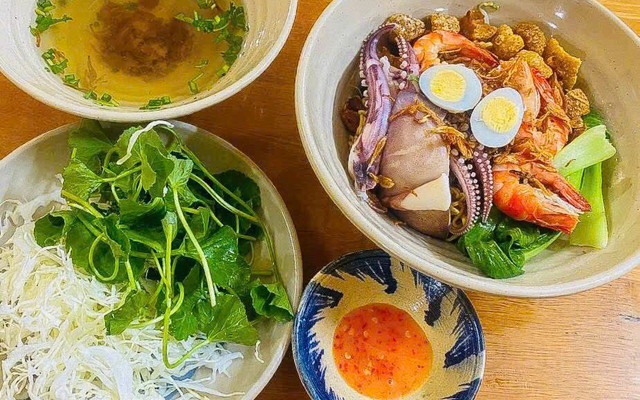 Mì Trộn Tóp Mỡ Thuỳ My