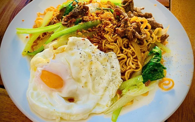 Trạm Dừng Chân Số 6 - Mì Xào, Bò Né & Cacao Sữa Muối