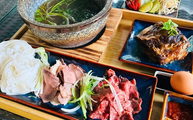 Phở Bát Đá & Bún Chả Hàng Quạt - 216 - 218 Trần Bạch Đằng