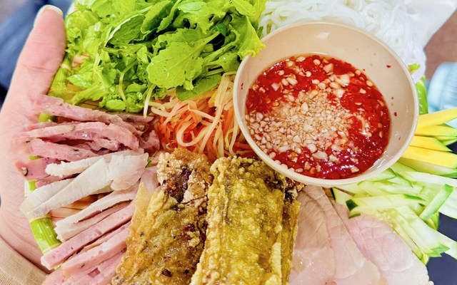 Quang Trung - Bánh Mì & Bún Đậu - 12 Nhật Lệ