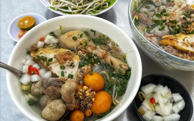 Út Vân - Mì, Hủ Tiếu Gà Ta & Giò Heo Hầm Ngũ Quả