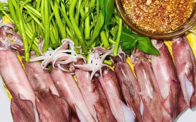 Ăn Vặt LyLy Trúc - Sứa Mắm Nhĩ, Mực Cuốn Rau Muống & Chân Gà Sốt Thái