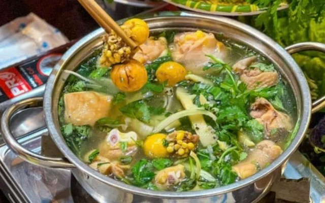Ngô Quán - Lẩu Gà Lá É Lá Giang, Lòng Xào Nghệ & Bún Gà