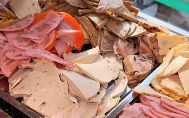 Bánh Mì Siêu Topping Cô Tư