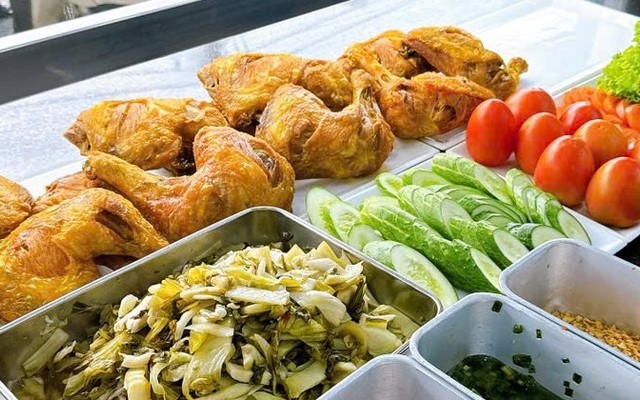 Cơm Gà, Xôi Gà & Cơm Xá Xíu - Những Chàng Trai - Đông Thạnh