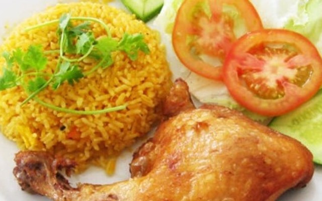 Cơm Gà Xối Mỡ Lê Nguyễn - Cách Mạng Tháng 8