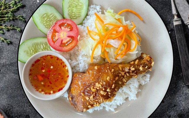 Cơm Gà Chiên Mắm Tỏi Hoàng Thiên - Đường Số 42