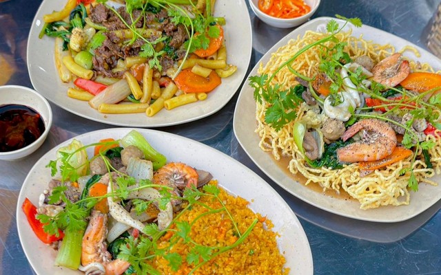 A Sìn - Cơm Chiên Gà Xối Mỡ & Hủ Tiếu Xào - Tuệ Tĩnh