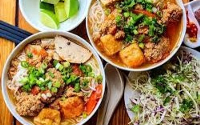 Bún Riêu Ngô Thì Nhậm - Vịt Quay Bắc Kinh