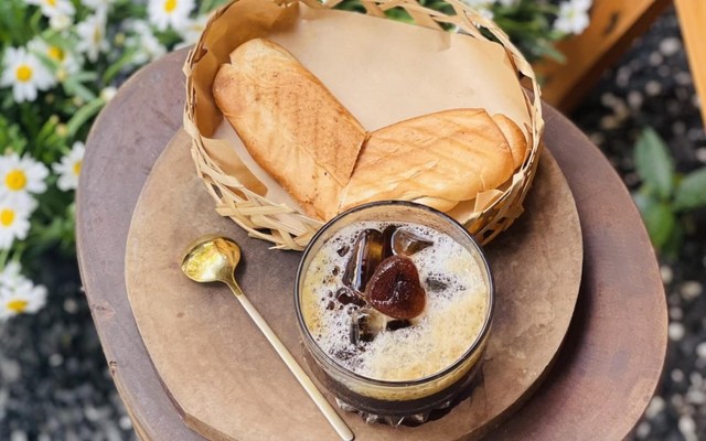 Tiệm Cà Phê Hiên Cúc Trắng - 25 Tân Canh