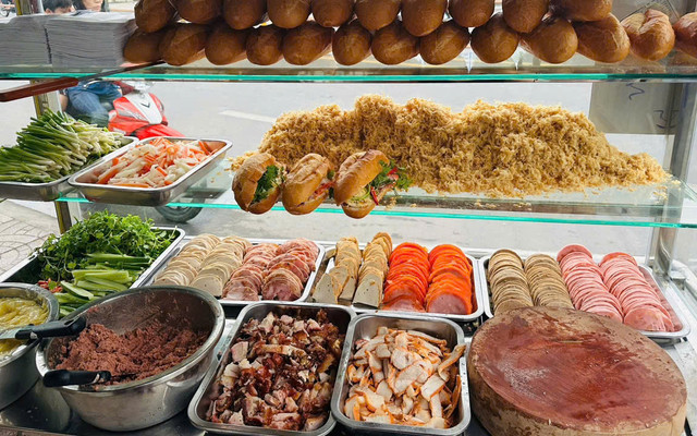 Bánh Mì Siêu Topping Cô Tư - Mậu Thân