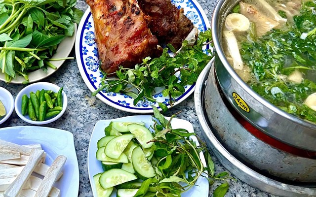 Lẩu Gà Lá É Phú Yên - Má Heo Nướng Muối Ớt & Các Món Nướng