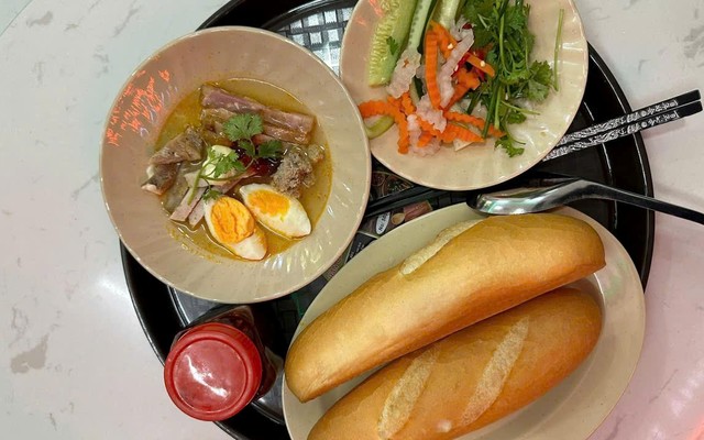 Bánh Mì Chấm Cô Tuyết - Hoàng Văn Thái