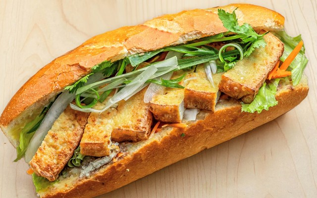 ALONG BREAD & COFFEE - Trần Hưng Đạo