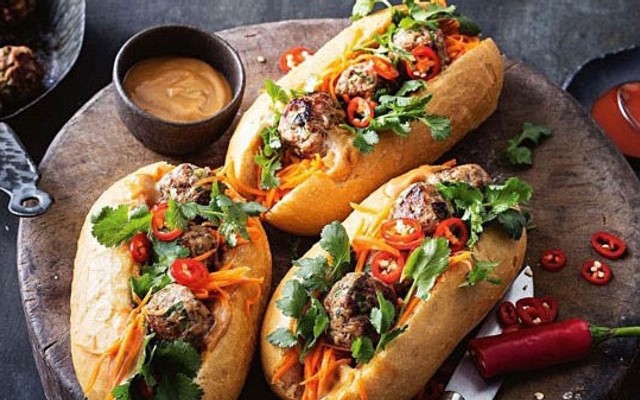 Việt Hương - Bánh Mì & Trà Sữa - Nguyễn Văn Quá