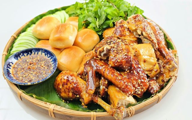 Đức Hùng - Gà Quay, Cơm Lam & Bánh Bao